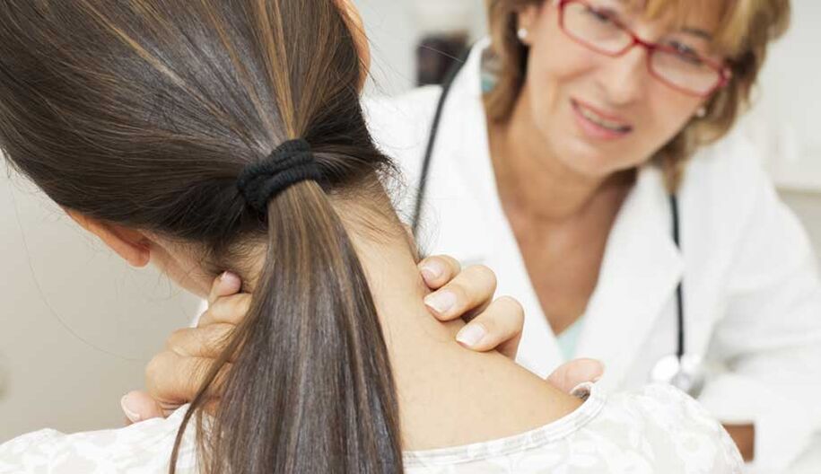 Un médecin examine un patient atteint d'ostéochondrose.